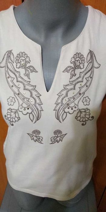 Bluza/ tricou fara maneci M&CO  bej cu imprimeu si strasuri, M