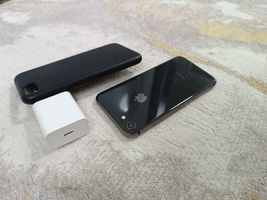 iPhone 8 в хорошем состоянии.