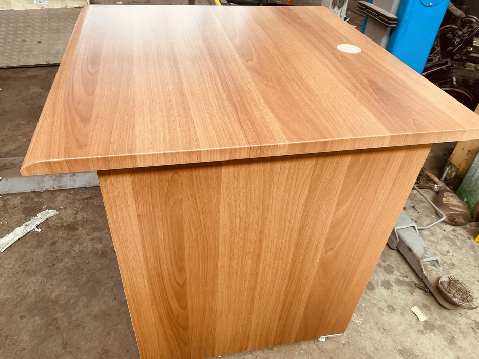 Чисто нови бюра в кашони