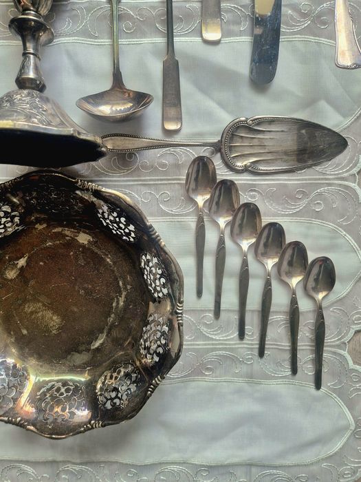 Посребрени прибори и съдове