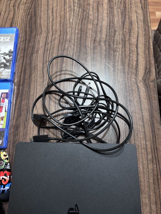 Playstation 4 + 4 controlere si 9 jocuri