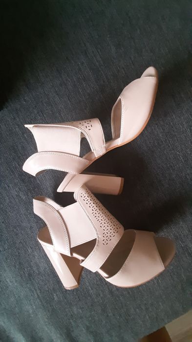 Босоножки на каблуке