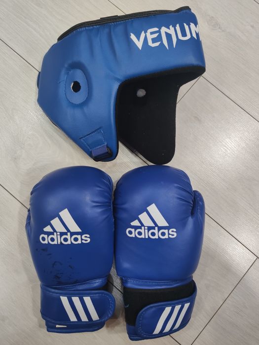 Шлем и перчатки для бокса