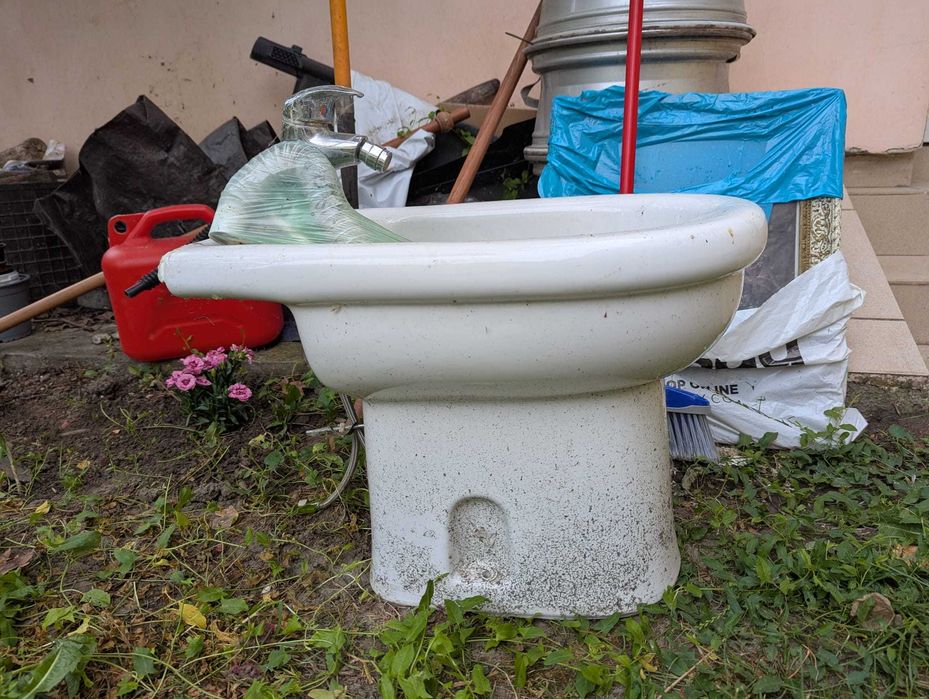 Donez mobila-dulap pal dezmembrata pentru foc sau alte refolosiri si bideu functional in Timisoara