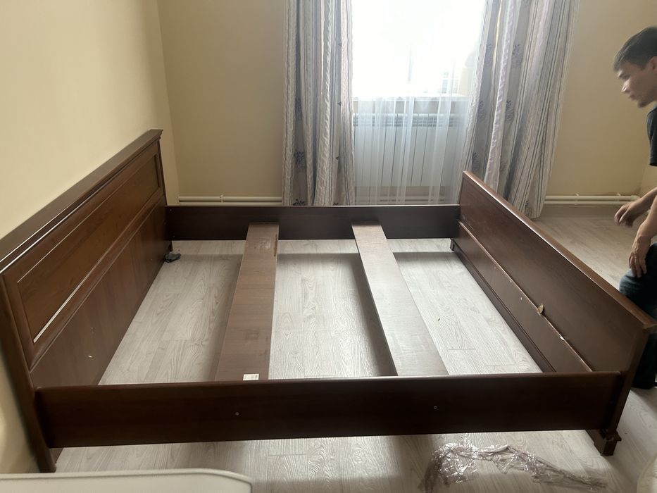 Продается кровать с матрасом и с 2 тумбочками. Состояние хорошое.