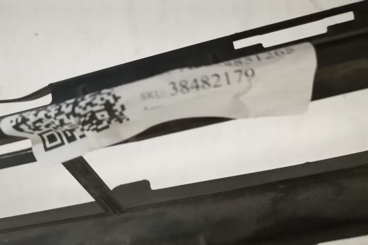 Оригинално долно укрепване на предна броня в добро състояние Мерцедес-