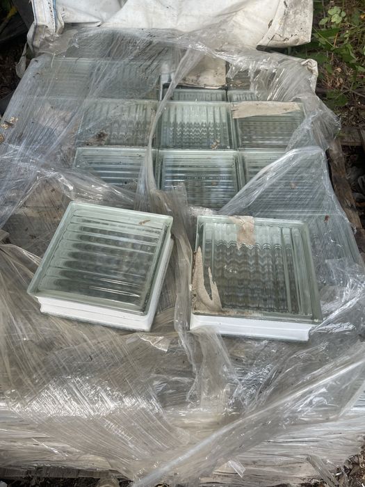 Продавам съклени тухли