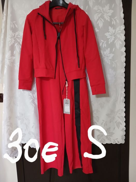 Дамски дрехи от затворен магазин.