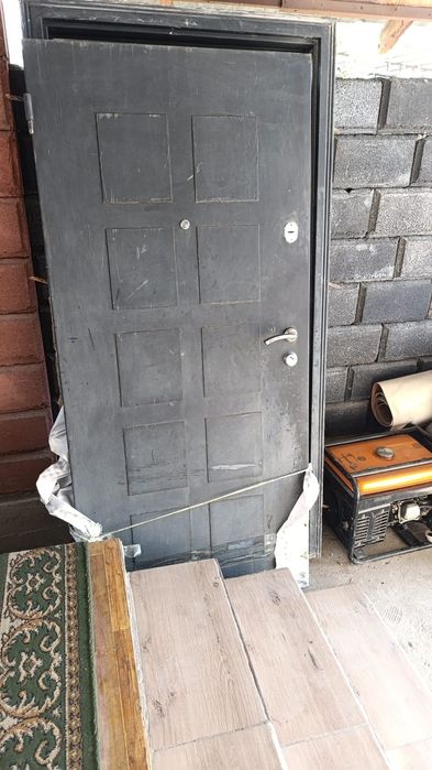 Продам входную дверь