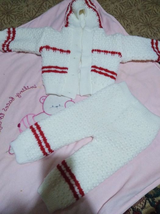 Продам 2 детских тёплых вязаных костюма. Цена за один костюм 2500торг