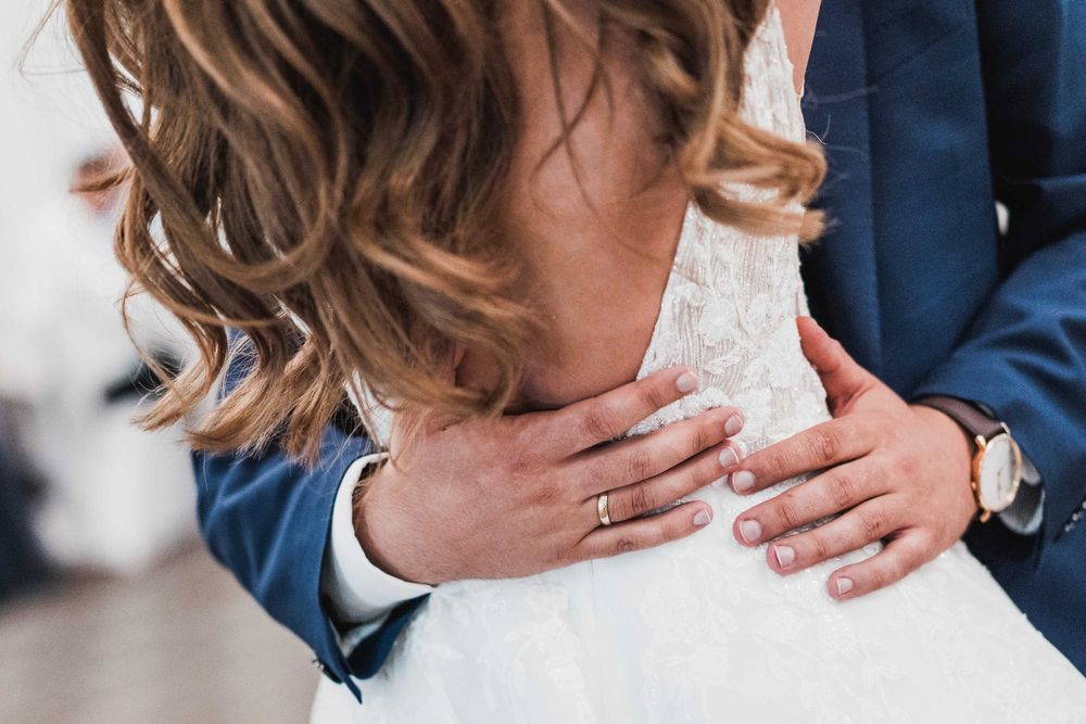 Прекрасна бутикова сватбена рокля-без следи от употреба!