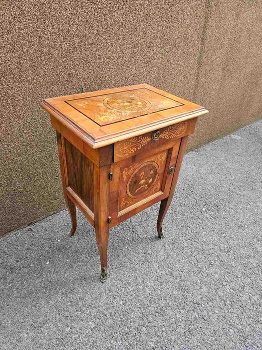 Шкаф с интарзия и обков от месинг