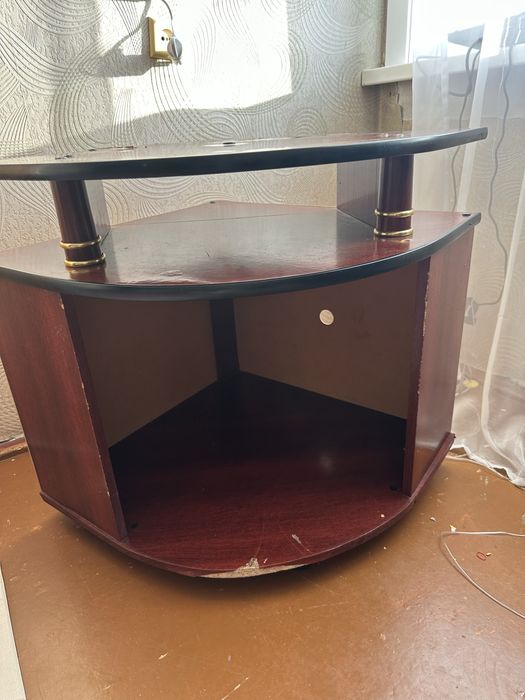 Продам угловой тумбо-стол