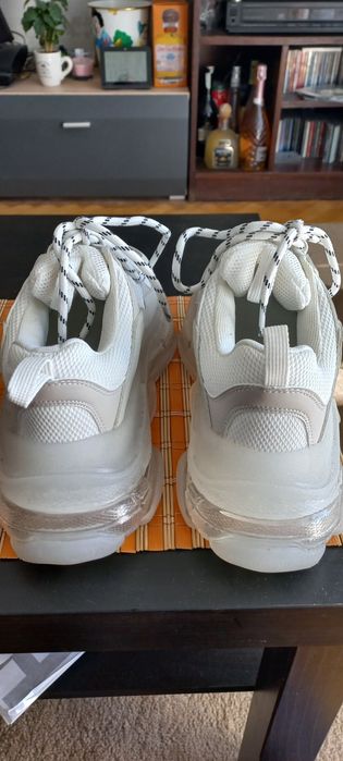 Продавам маратонки balenciaga Triple s 41 номер бели