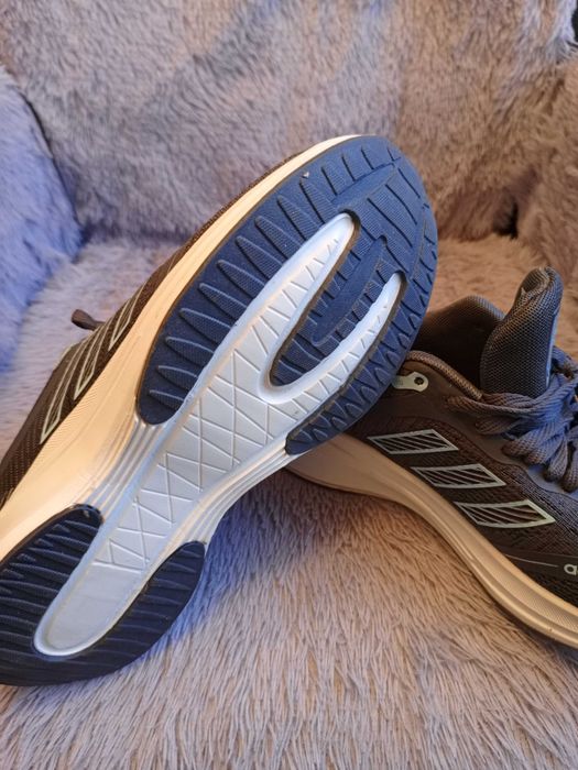 Продам кроссовки Adidas новые,