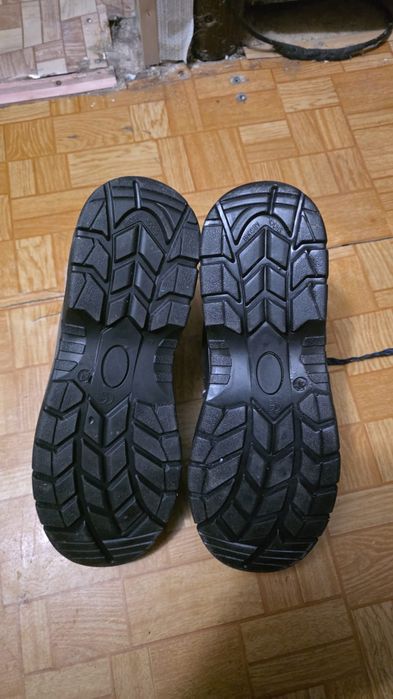 Продам ботинки новые