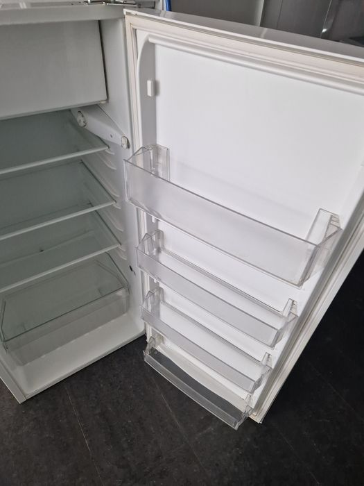 Хладилник с фризер Electrolux 123 см