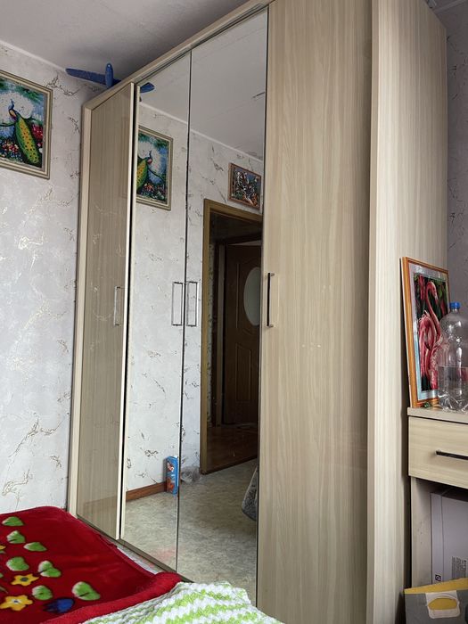 Шкаф с подсветкой вместительный