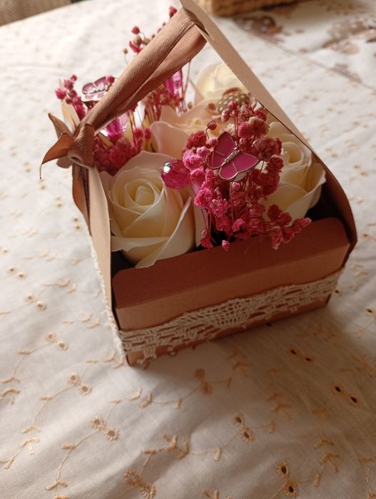 Букет от сапунени рози в кутийка