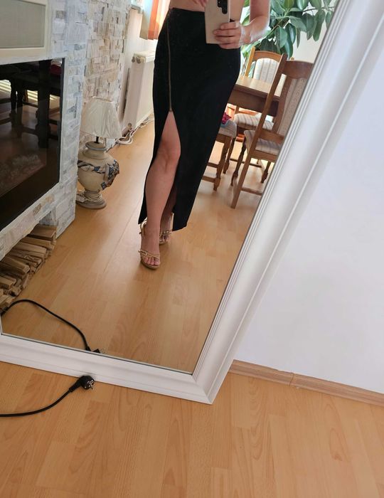 Fusta noua, chic, lunga cu crapatura pe picior 38-40