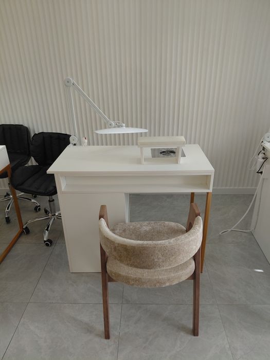 Сдам маникюрный стол в салоне.