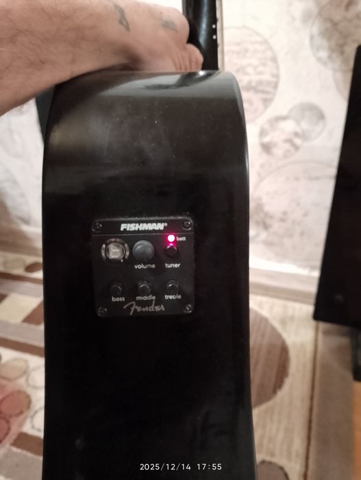 Продам электроакустическую гитару все работает струны все новые