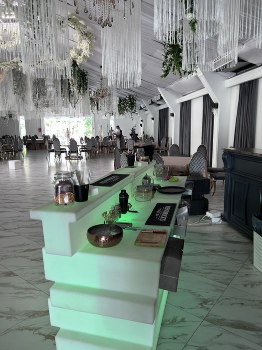 Bar mobil luminat cu mese de cocktail luminate