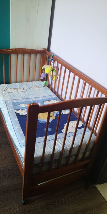 Бебешка кошара с колелца, дървена, с два матрака