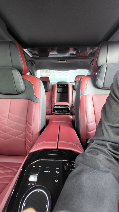 Bmw i5 40L 713 kmlik, M paket, dop opsiyasi bor. Oq va qora rangi bor