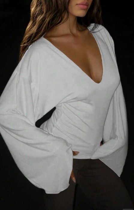 Бяла блуза с дълги широки ръкави