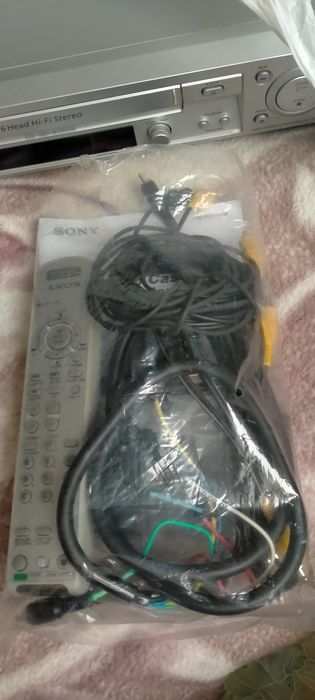 Видеомагнитофон Sony.