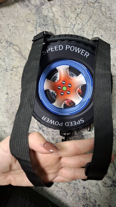 Ефектна раница за момче във формата на гума на кола