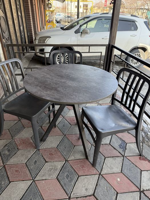 Стол со стульями