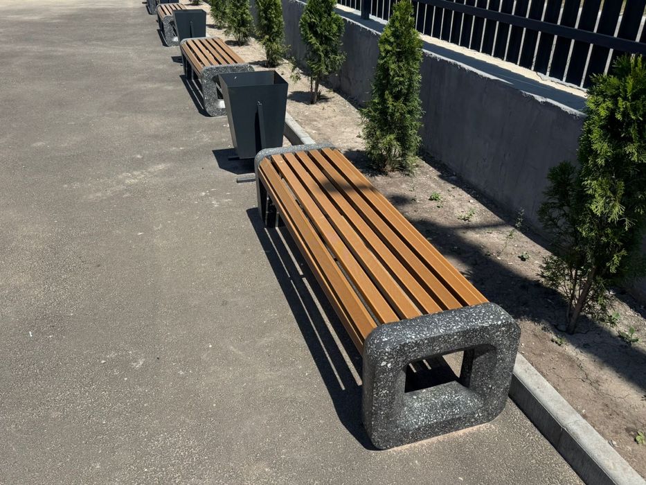 Скамейки, урны, вазоны,