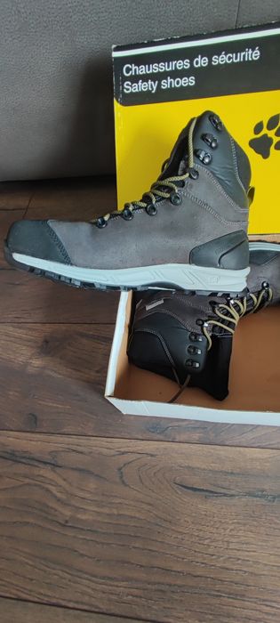 Работни обувки - чисто нови.