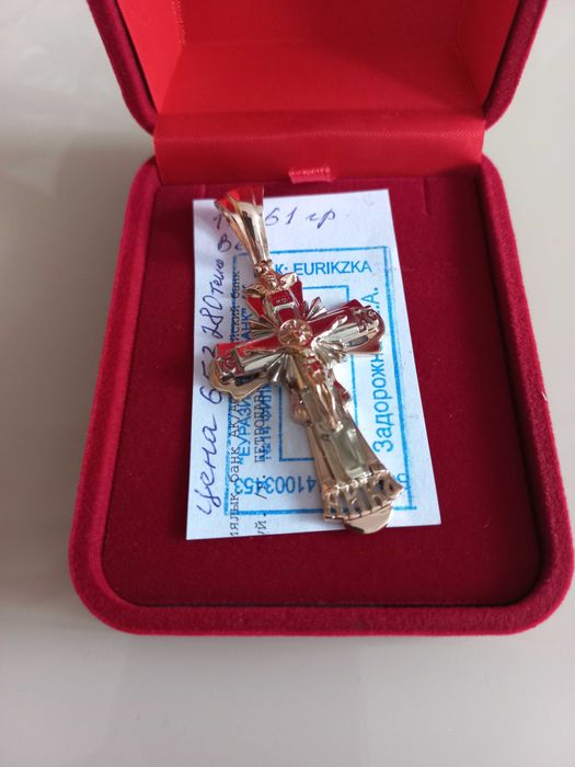 Золотой крест и кольцо