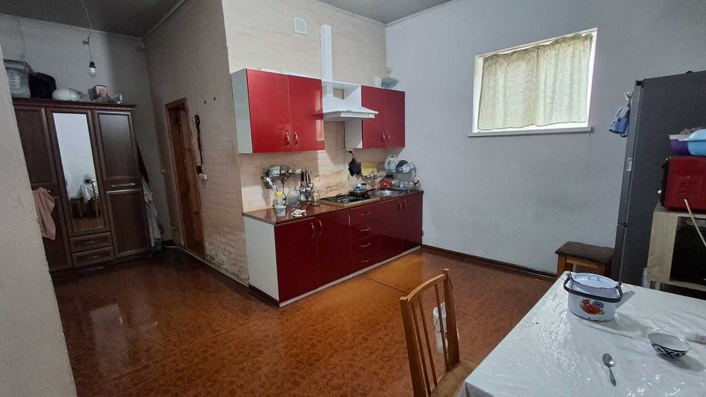 Motrid qorasuv hovli sotiladi 12 sotiq zudlik bilan