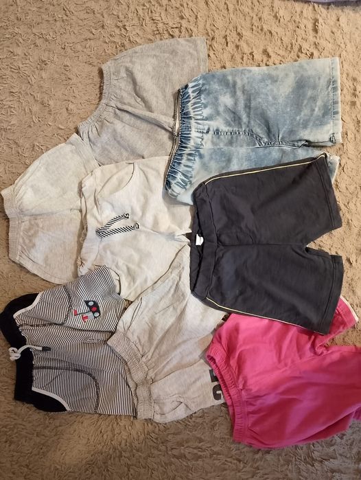 Вещи пакетами, очень много вещей.