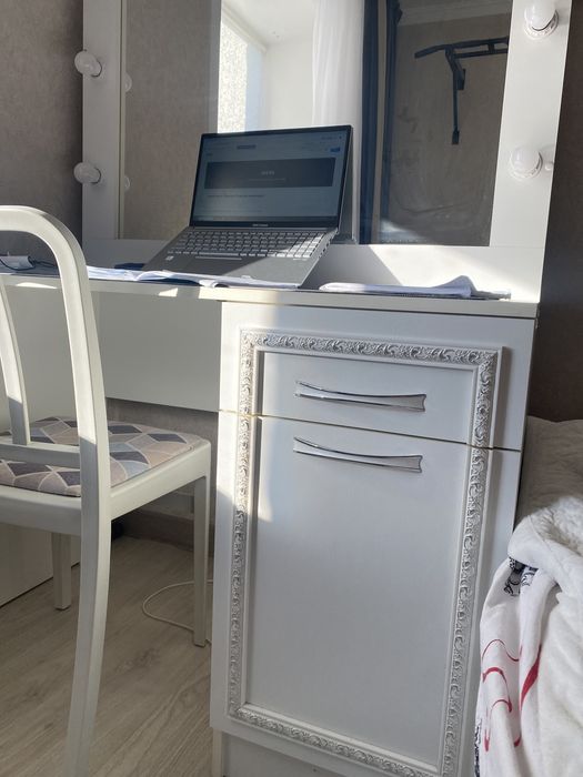 Стол для мейкапа