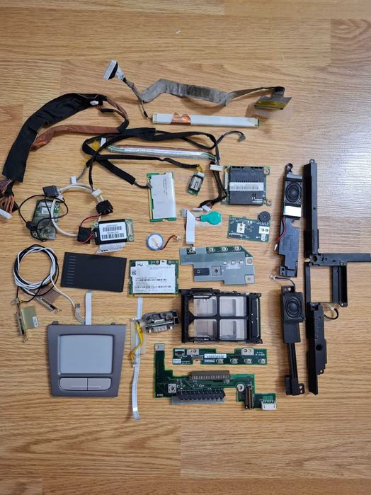 Diferite componente electronice Laptop pad, difuzoare, CD Player