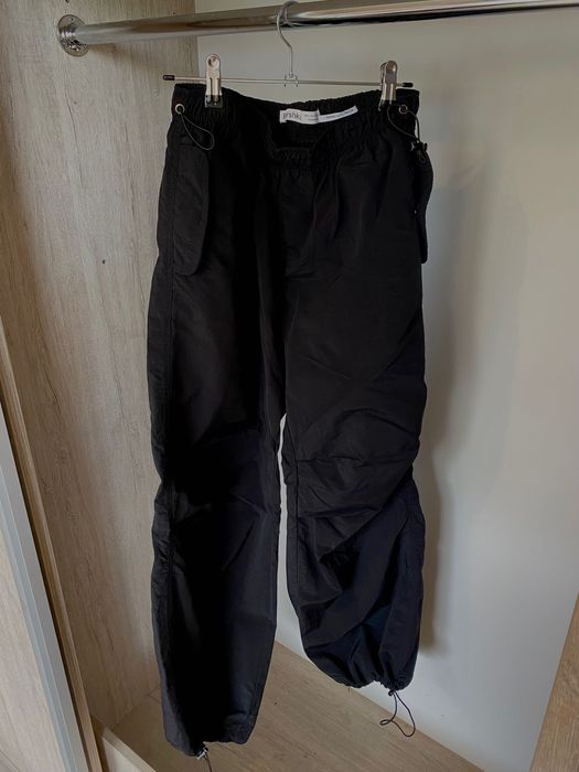 Черни панталони тип “парашут” Bershka