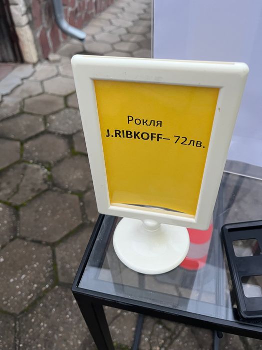 Кош за дрехи с колела и колона за аксесоари