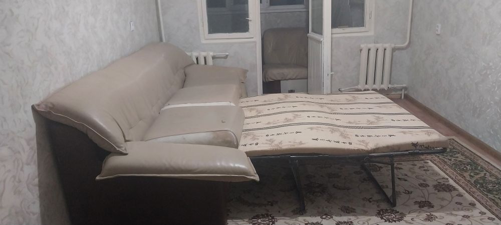 Шкафы ,ковры,стол