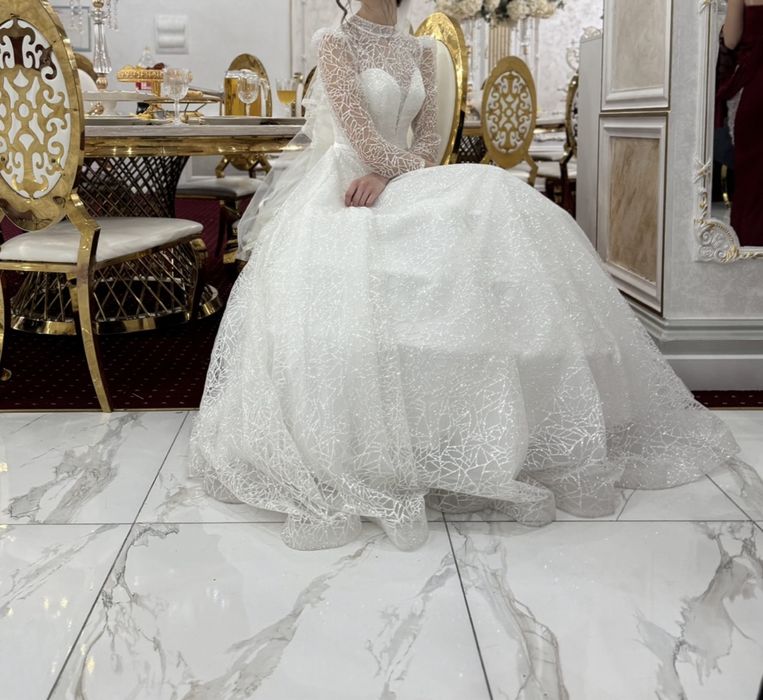 Свадебное платье блестящее