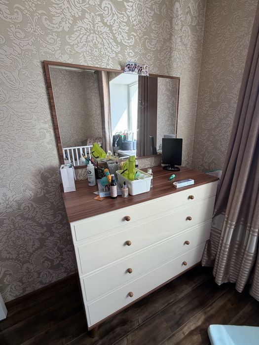 Комод с зеркалом