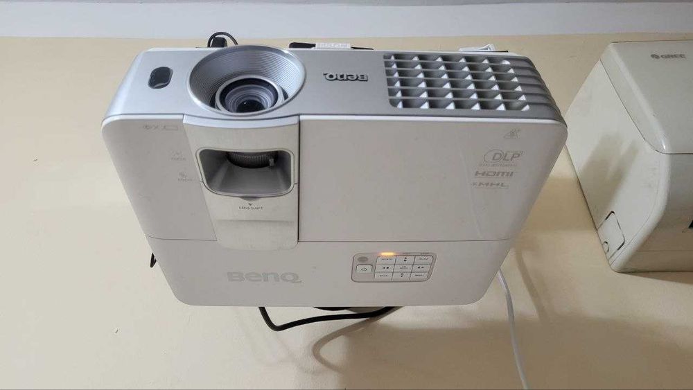 Проектор BenQ W1070+ 1920x1080 Full HD 3D с экраном и креплением