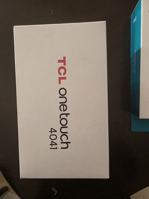 TCL 4041 чисто нов фабрично запечатан с слушалки!