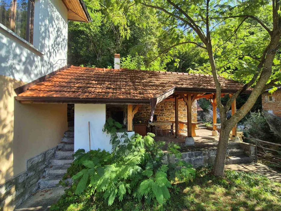 Комплекс -механа и къща за гости до Гложенския манастир и Тетевен !