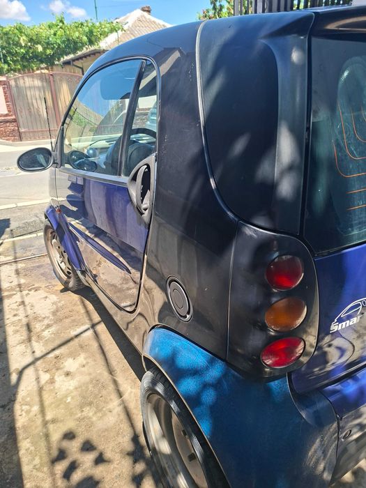 Vând Smart Fortwo 0.8 CDI diesel, an fabricație 2000, culoare albastru/negru.