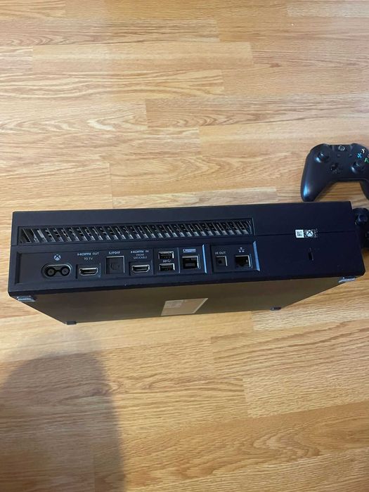 Xbox One (functional) 500 GB + 2 controllere (defecte)